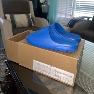 Yeezy Slides “Azure”
